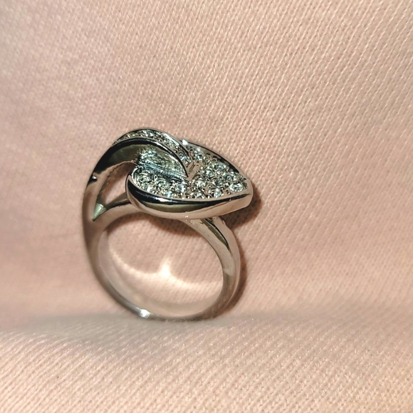 Lia Sophia Silver Tone heart Ring with 27 Crystals. Size 6.5 Vintage - Picture 3 of 11
